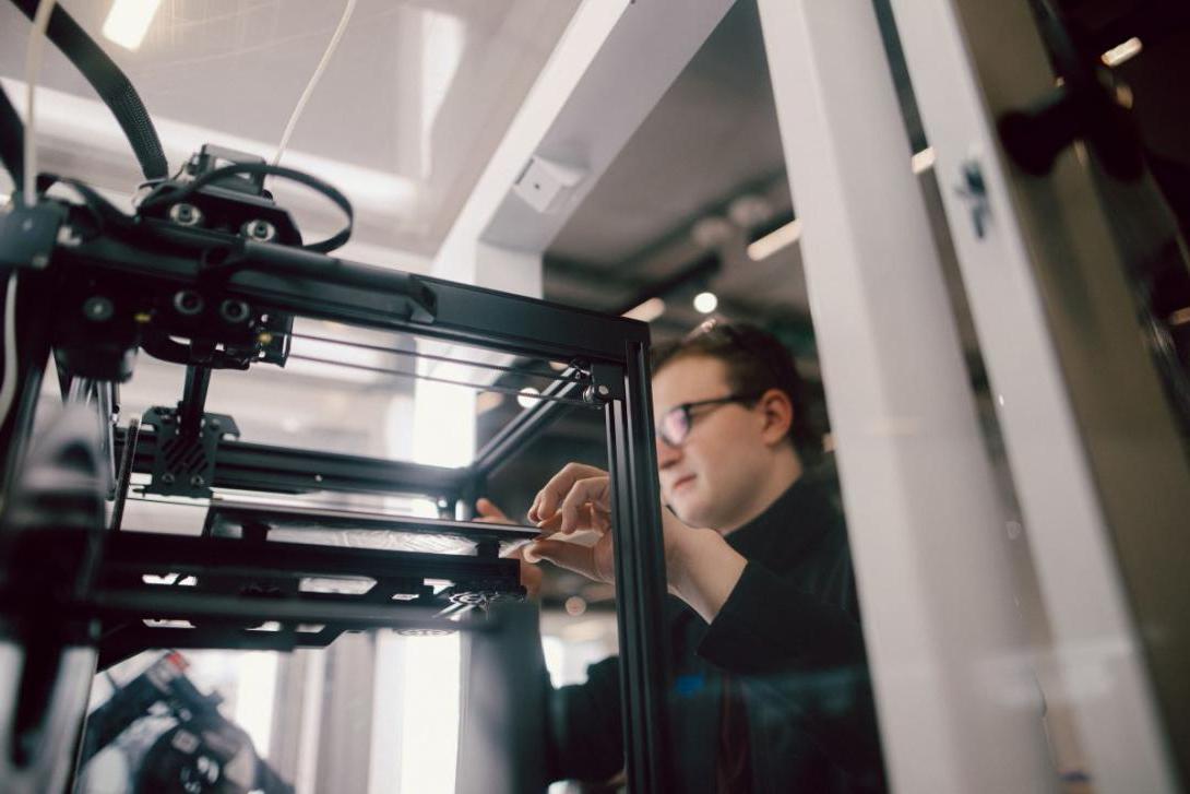 A Kettering student uses a 3-D printer in the Makerspace in the Learning Commons building